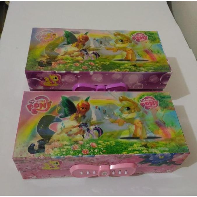 

Tempat Pensil Kode Gambar Hologram Karakter