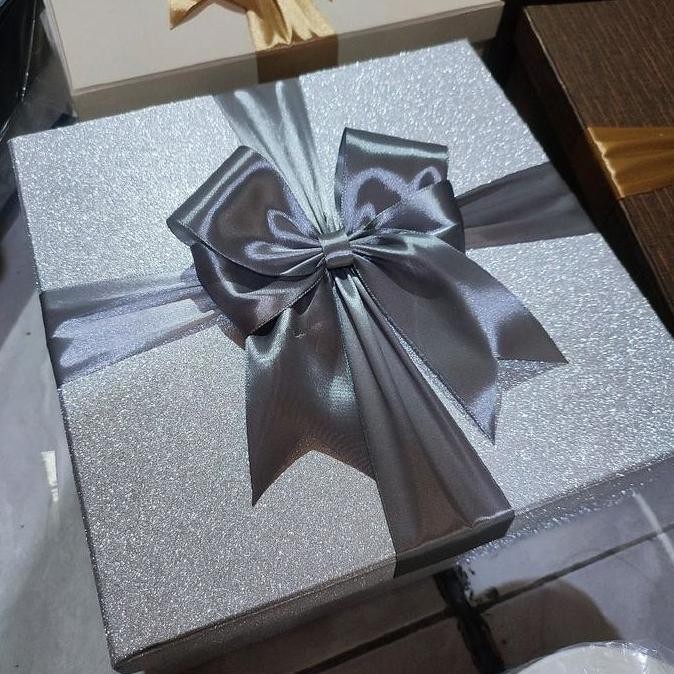 

Ready Kotak Parcel Lebaran Hampers Glitter Silver Pita Abu Tua Gift Box Green