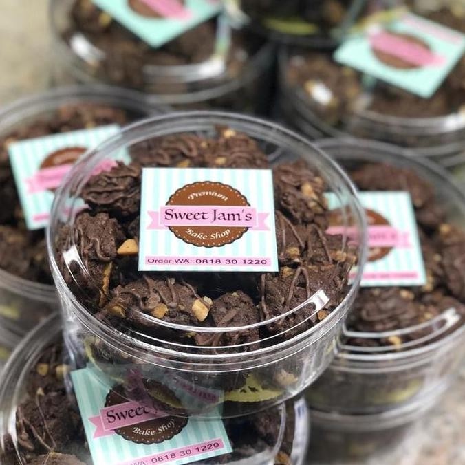 

Cookies Cokelat Mede Kue Kering Choco Cashew Cookies Renyah Premium Stok Terbatas