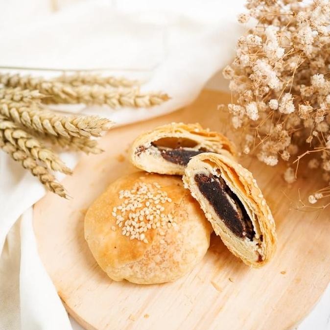 

Pia Bogor Kacang Merah by De Paris - Mirip Bakpia Jogja Bali Enak Lembut Stok Terbatas