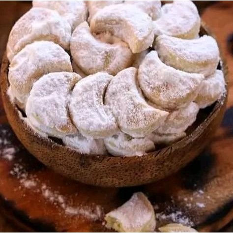 

Kue Putri Salju Kacang Mede Toples 250gr - Cookies Tabur Gula Halus Stok Terbatas