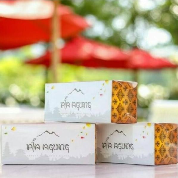 

Pia Agung Khas Bali Oleh-Oleh Enak Stok Terbatas