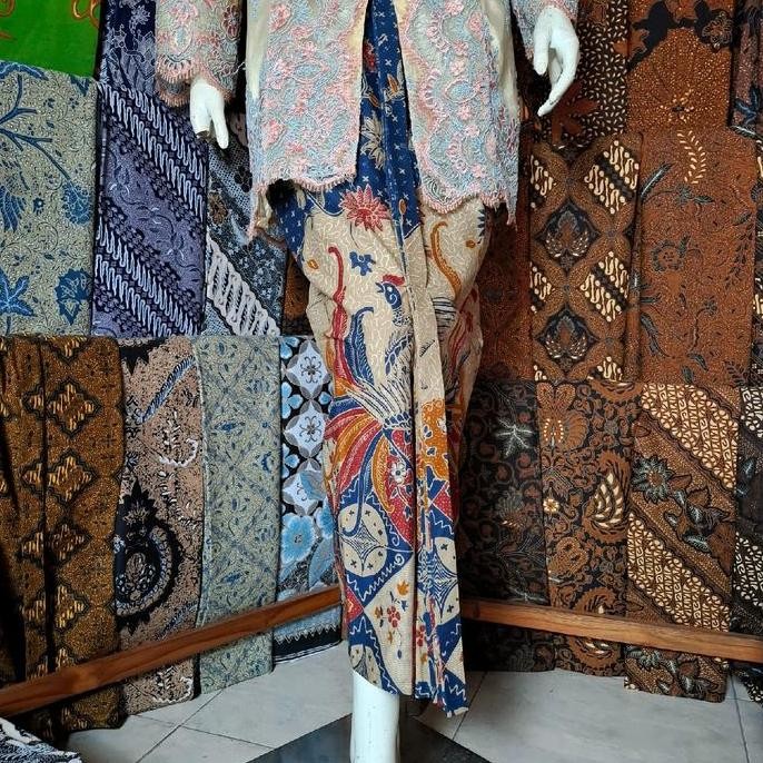 Rok Wiru dan Selendang Batik Burung Merah Biru Bawahan Kebaya Wisuda Pesta Kondangan