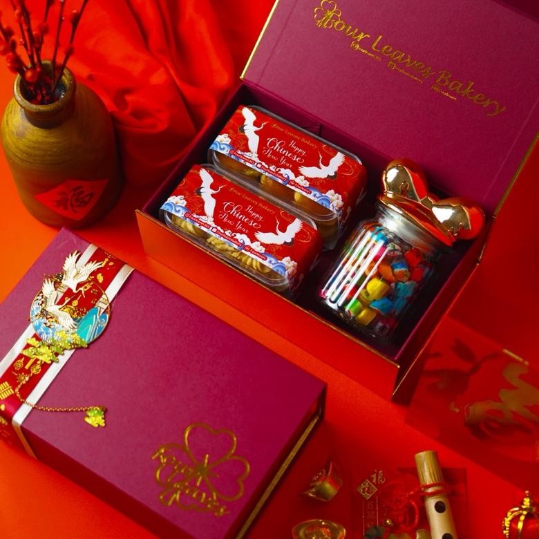 

Hampers deluxe imlek / hampers sincia / hampers imlek / parcel imlek / parcel sincia / nastar wisman / sagu keju / sticky candy / permen / choco cornflakes