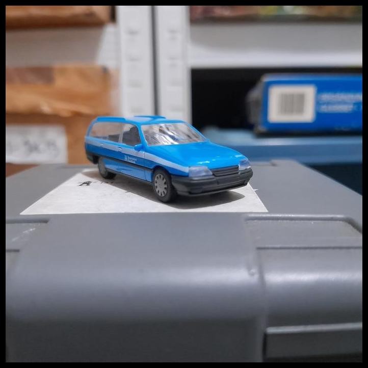 DISKON HERPA SKALA 1:87 - OPEL OMEGA GLS BIRU (HP197A) 