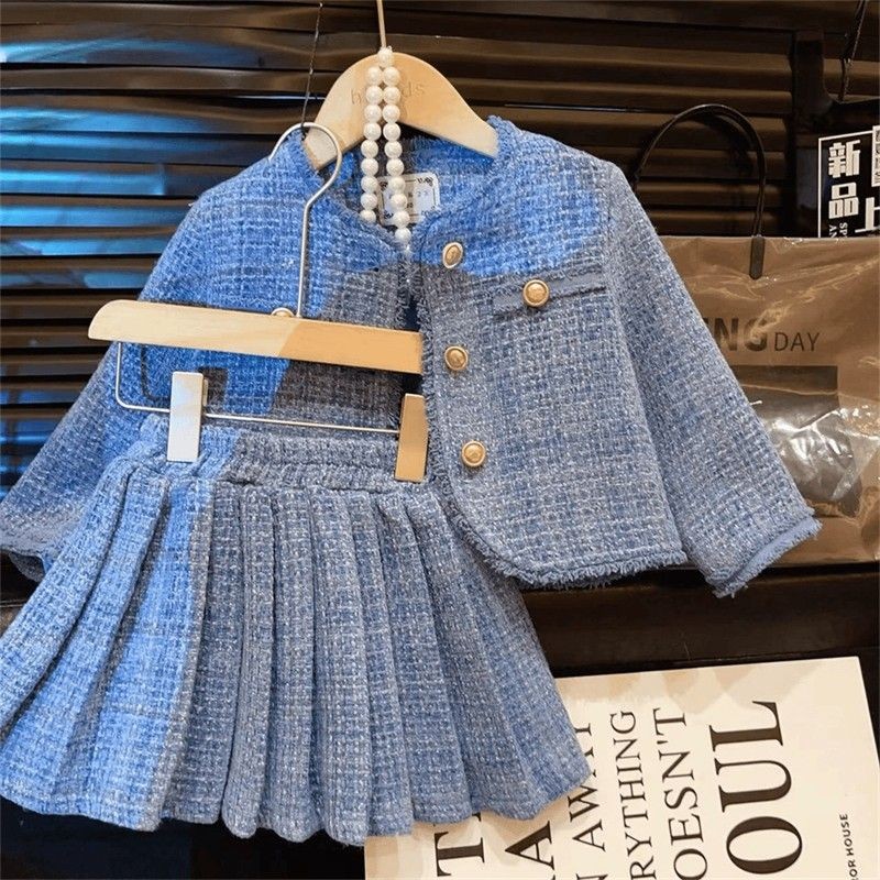 Set dua potong jaket dan rok kecil bergaya Chanel biru untuk gadis kecil