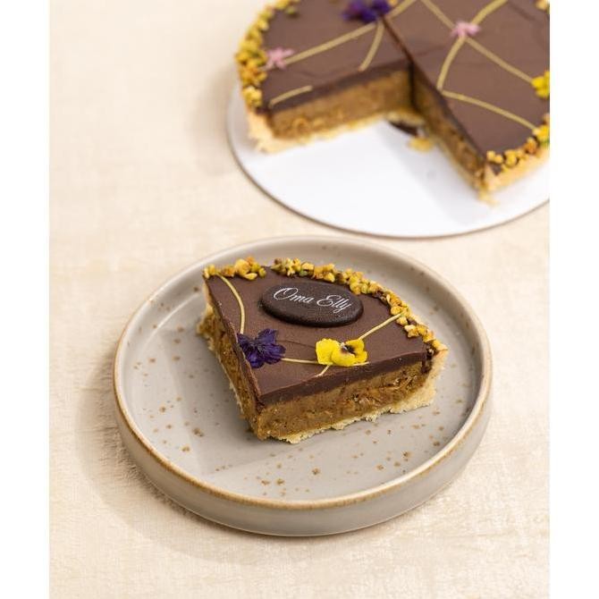 

Oma Elly Hampers - Pistachio Kunafa Tart With Choco Ganache