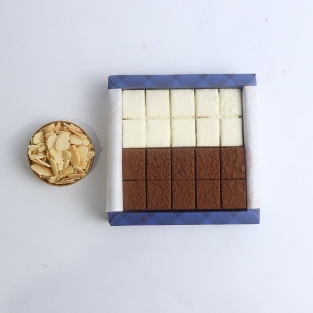 

XIUJANK NAMA CHOCOLATE MIX WHITE & KACANG ALMOND Nugi