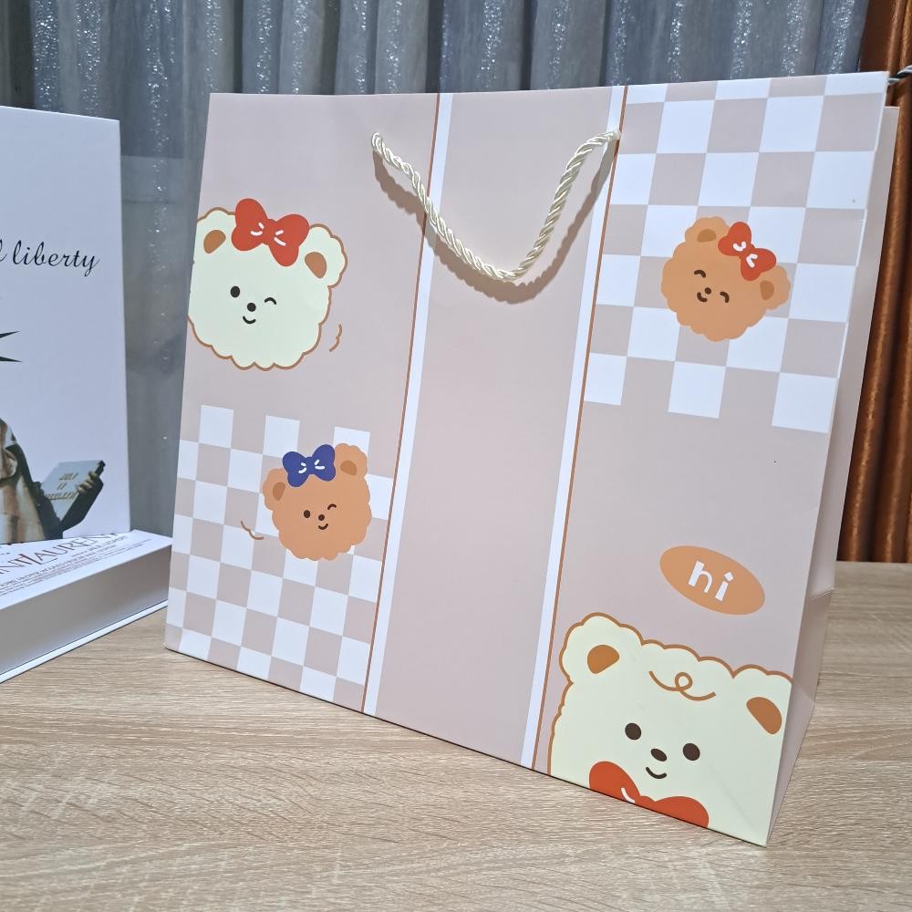 

PAPER BAG LEBAR TALI ( 35 x 32 x 15 cm ) Nugi