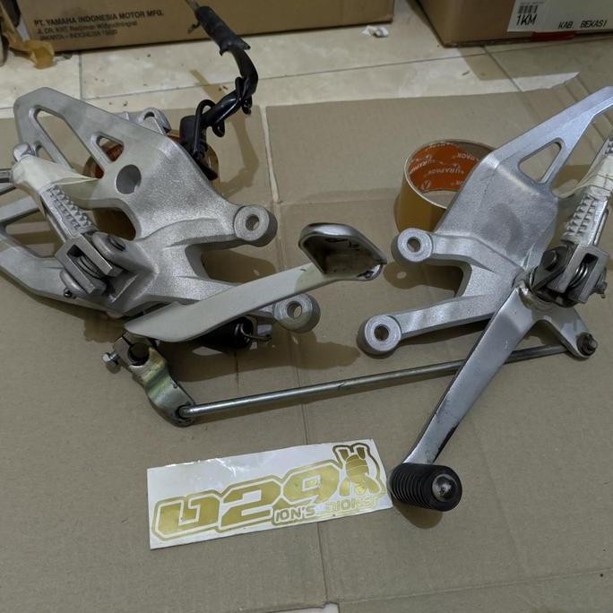 * FOOTSTEP UNDERBONE ORIGINAL YAMAHA R15V3 BARU *