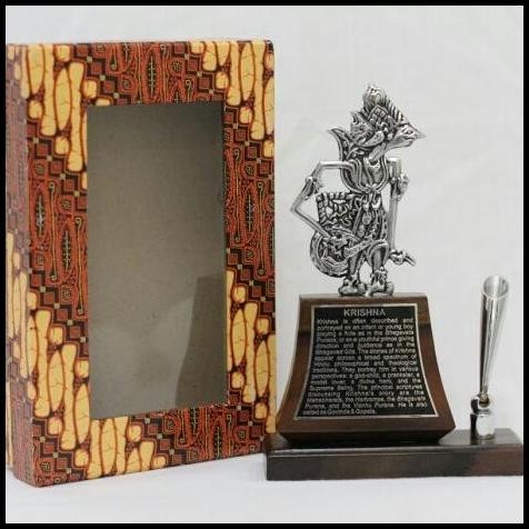 

Plakat souvenir tempat pulpen wayang /tempat alat tulis/wayang Kresna