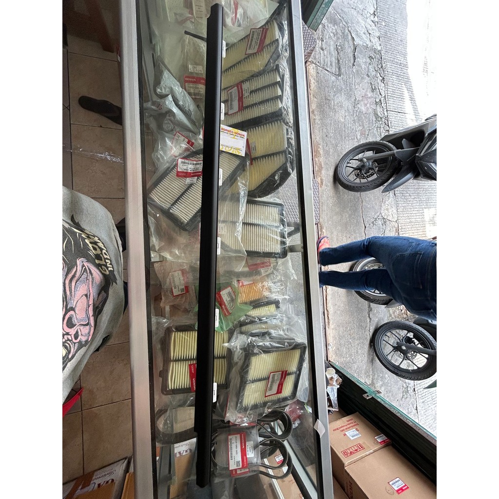 LIST PELIPIT KACA LUAR MOLDING KARET PINTU WATER STRIP BRIO SATYA MOBILIO BRV GEN 1 DG1 2014 2015 20