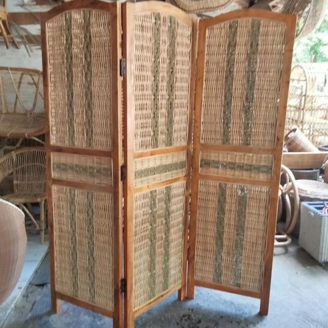 Penyekat Ruangan Kombinasi Rotan Kayu