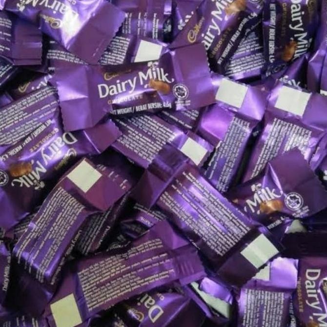 

Cadbury Dairy Milk 1 toples(85-90pocs) Cadbury Mini Ecer Import Halal-cokelat Cadbury chocolate coklat Food Snacks snack warna ungu halal Chocolate & Chocolate Snacks Chocolate & Chocolate Snacks