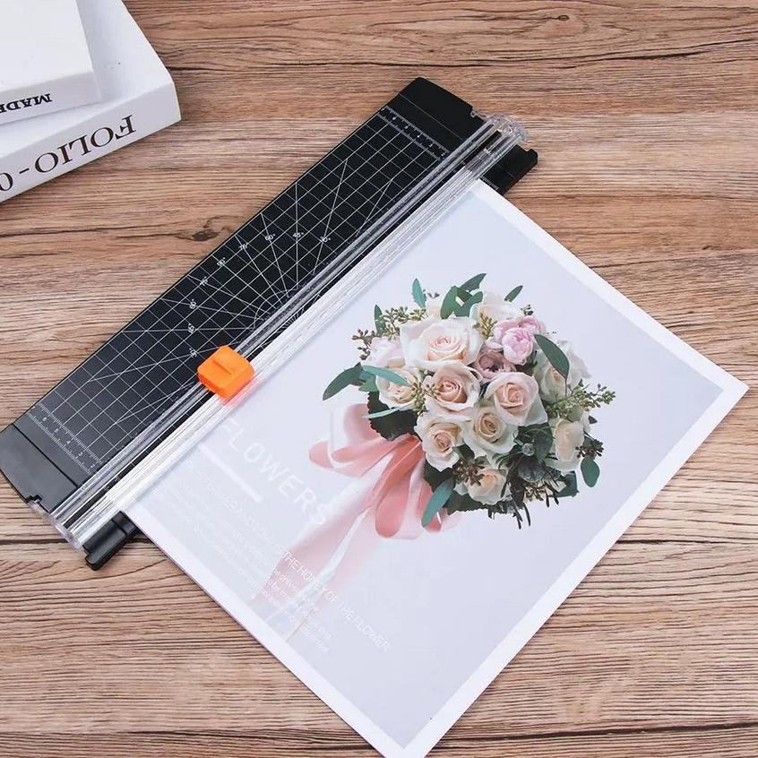 

Lathifs Yoai R Trimmer Cutter Portable Alat Pemotong Kertas A4 Y33