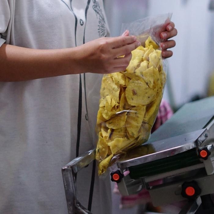 

Ccf 1Kg Kecimpring Singkong Bawang Daun, Comring, Makanan Camilan Cemilan Food / Snack