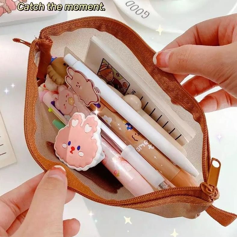 

Ik69 Tempat Pensil / Kotak Pensil Alat Tulis / Tempat Makeup Teddy Brown Model Jaring Jrw0096