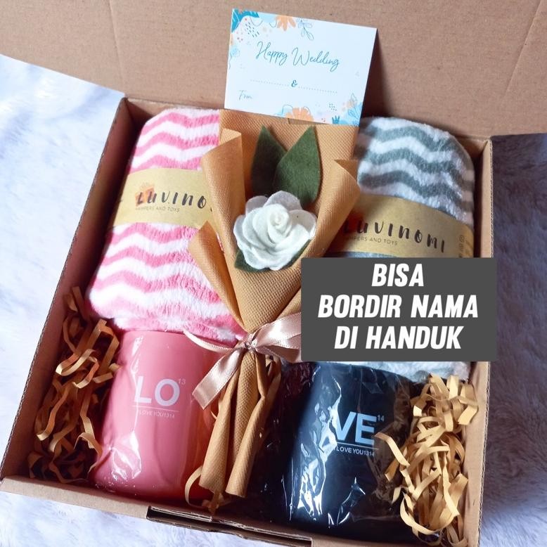 

Hampers pernikahan handuk motif bisa BORDIR NAMA dan cangkir couple ,kado wedding,anniversary dll