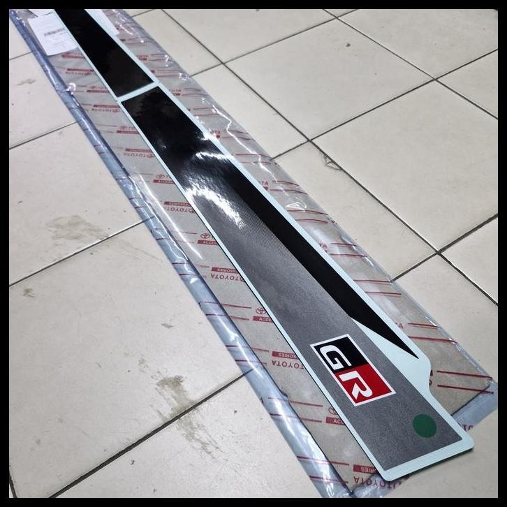 GRATIS ONGKIR STIKER GR STICKER BODY PINTU KIRI HITAM ASLI TOYOTA RAIZE GR SPORT GENUINE ACCESSORIES