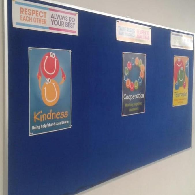 

Soft Board Gantung Lis Kayu 60X90Cm( Merah) New Stok