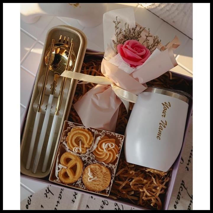 

WINNIE- Hampers birthday/kado ulang tahun/hampers graduation/giftbox