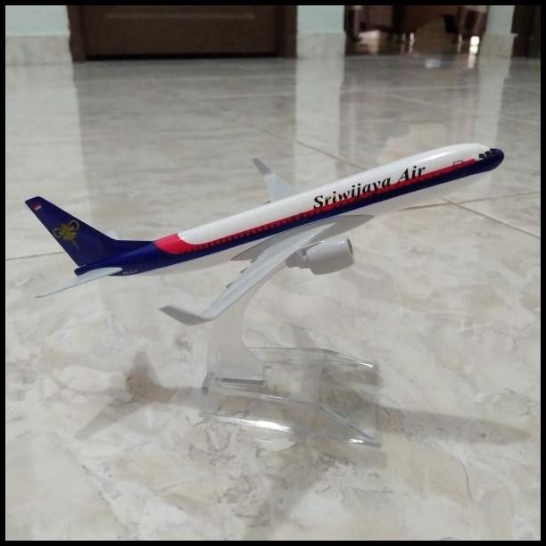 Diecast Pesawat Boeing B737 Sriwijaya Air