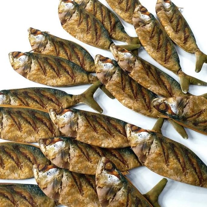 

Tempat Pensil Karakter Shrelo Pouch Ikan Kembung Goreng Kado Kocak Penggemar Makan Kuliner