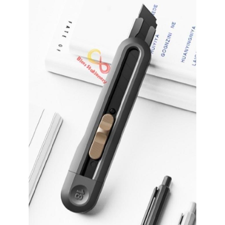

Cutter Hitam Deli Black Cutter Besar Cuter Pisau Pemotong Cutter 18Mm Kater Besar Silet Besar
