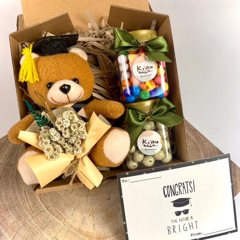

Hampers Wisuda / Kado Wisuda / Boneka Wisuda / Gift Boneka Bunga / Hampers Snack / Graduation Gift Nugi