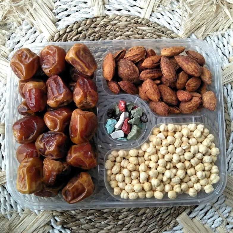 

Paket oleh oleh haji umroh Premium box kurma sukari Nugi