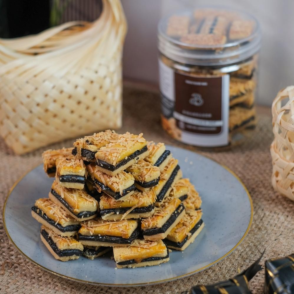 

Kue Kastengel Coklat Premium Biba Snacks Terlaris (Gratis 1 Pouch Sagu / Semprit ) Toples Uk 600 ML Nugi