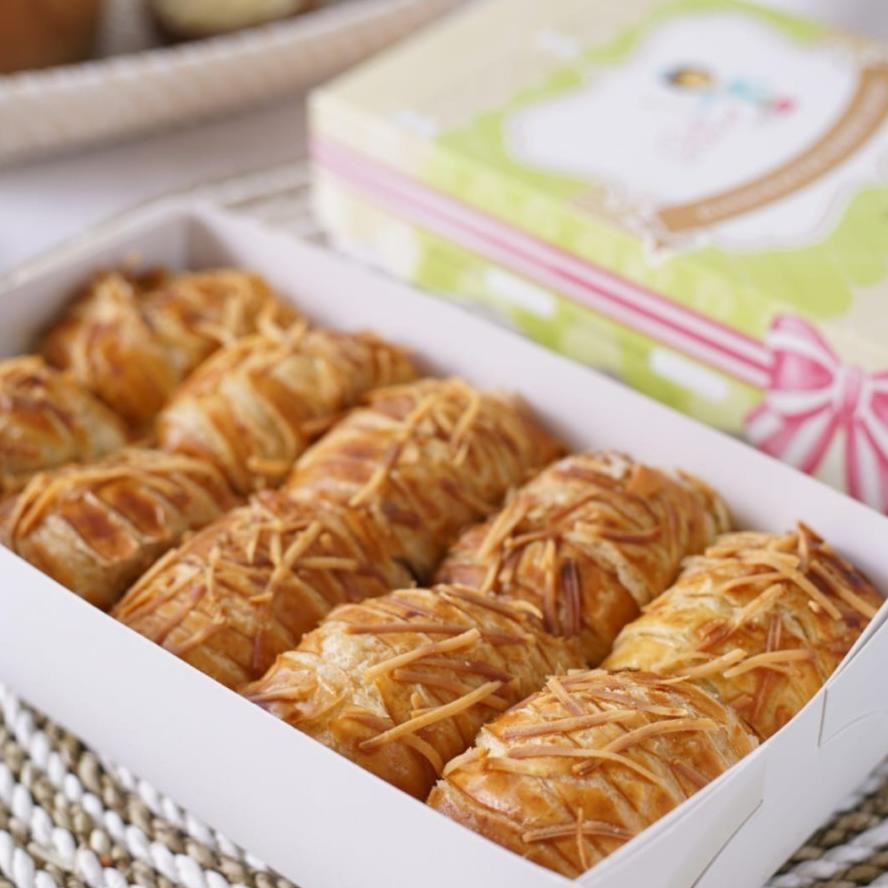 

Bolen Pisang GOELA SEMOET - pisang molen bandung Nugi