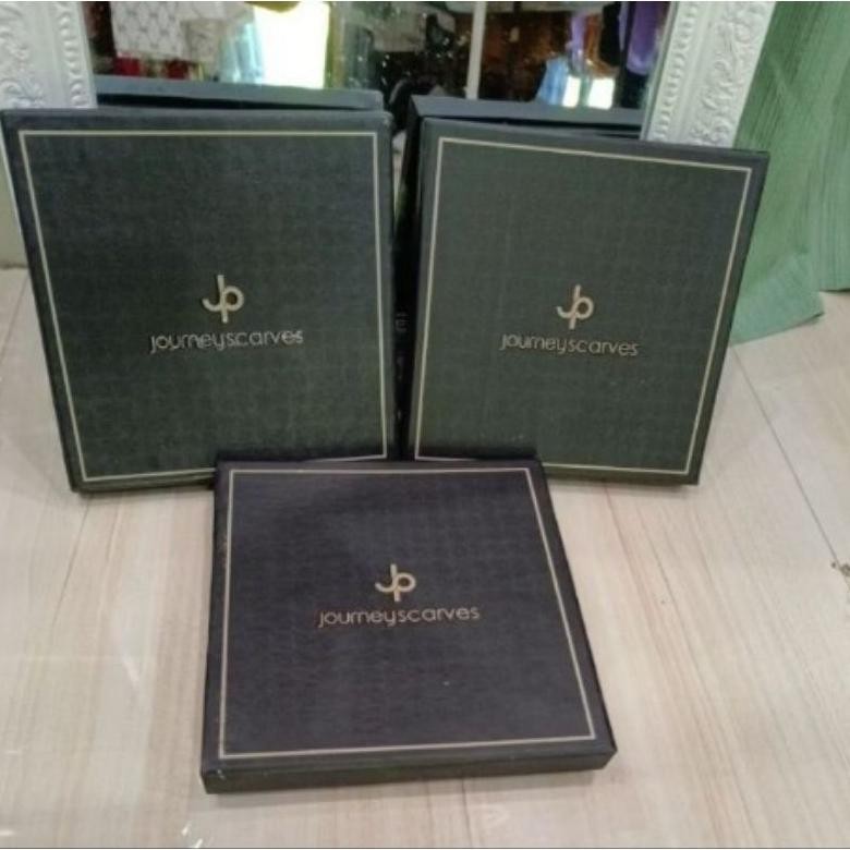 

Box Journey Scarves Hitam Kecil Tempat Hijab Kado Nugi