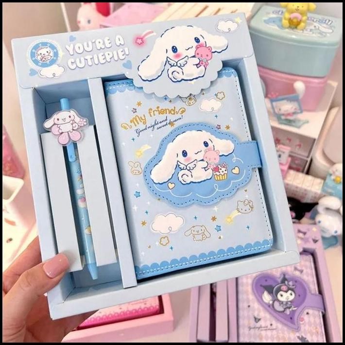 

BOX Notebook Sanrio Magnet Buku Tulis Anak 2 in 1 Gift Set Cute Kuromi Cinnamoroll PUCM/ Buku tulis cute kuromi cinnamorol/Buku Tulis Anak Magnet Buku Memo dan Pen Kuromi Cinnamoroll
