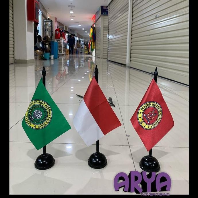 

BEST SELLER SATU SET BENDERA MEJA LOGO NOTARIS BAHAN SATIN DAN TIANG KAYU MEJA !!!!!