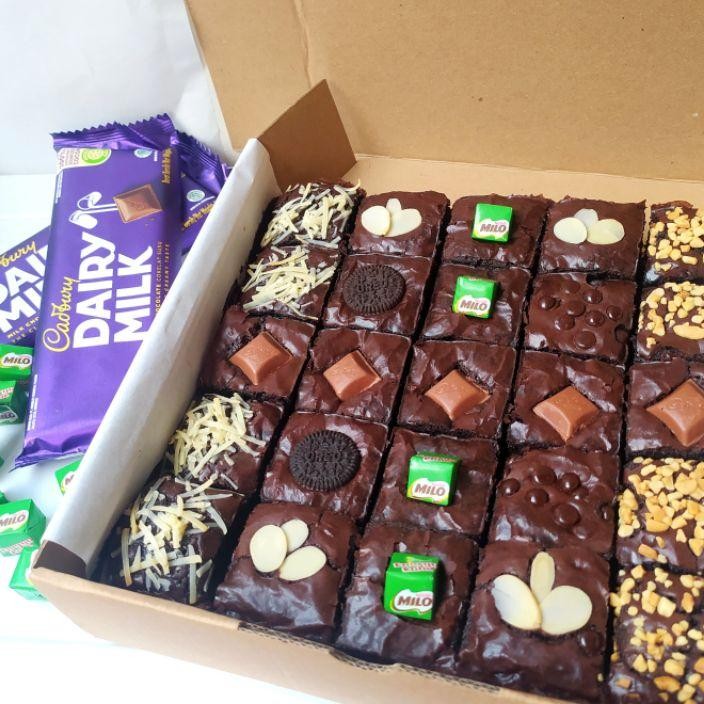 

Mix Topping Fudgy Brownies Sekat 20X20Cm Isi 25Pcs Brownies Coklat Panggang Hampers Idul Fitri Lebaran