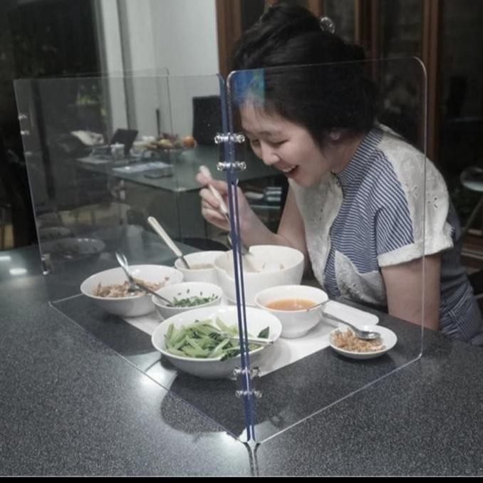 partisi sekat pembatas meja akrilik