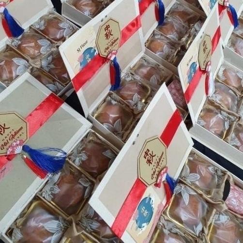 

Ready Hampers Mooncake - Box Parcel Kue Bulan Isi 2 Kue Tradisional Imlek Eksklusif