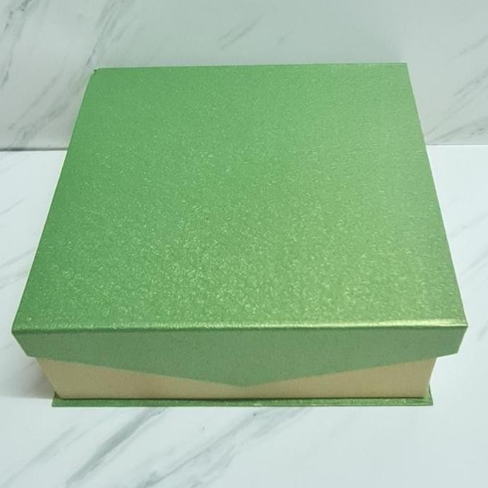 

Box magnet dasi 22x22x8cm / kotak kue hamper imlek natal lebaran
