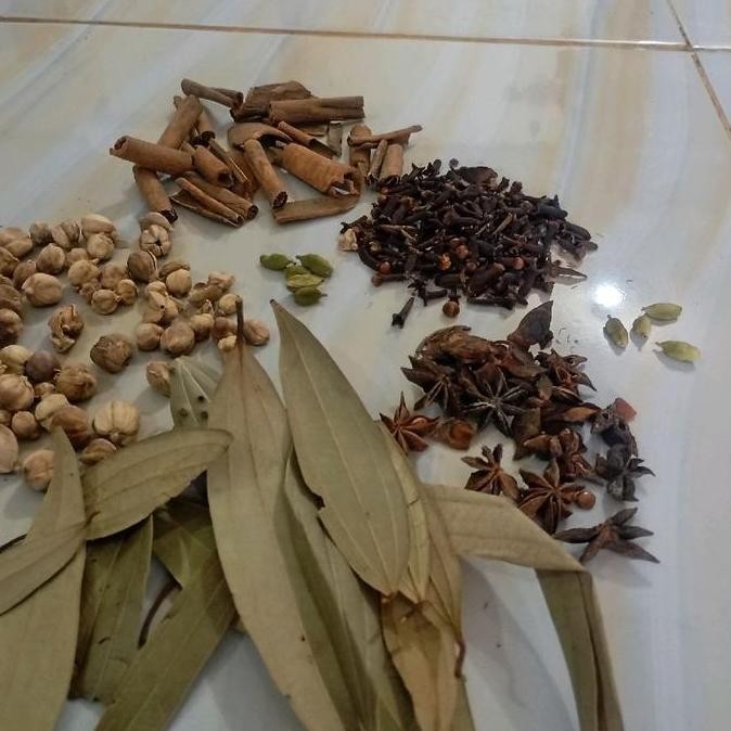 

JH8 Bumbu arabian kebuli mabdhi, khbasah, bukhori, briyani, lengkap di tambah rempah, kismis, dan samin untuk 5 kg beras
