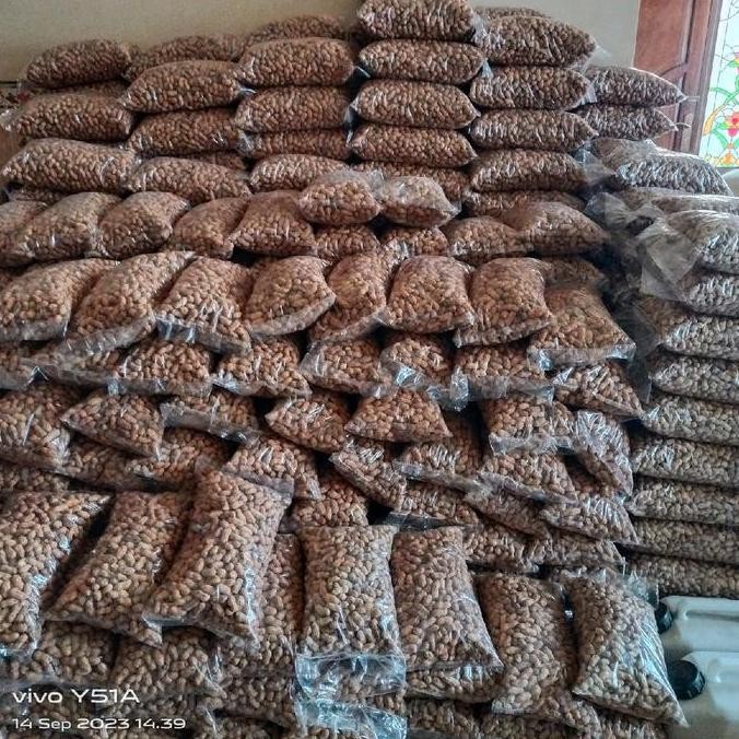 

Kacang Kulit Sangrai Khas Madura Kualitas Super Halal 1kg - Gurih, Manis, dan Renyah - Kering, Food, Snacks, Goreng, Cemilan Camilan Makanan