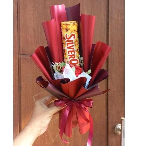 

Bucket Coklat Silverqueen Dengan Bunga Cantik