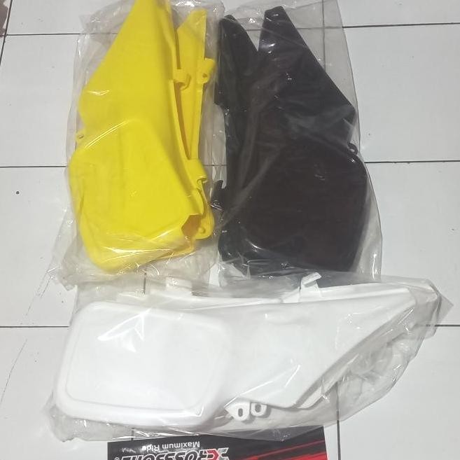 side cover Suzuki TS125 side panel Suzuki Ts125 kempol Suzuki TS125 bodi samping Suzuki TS125 sayap 