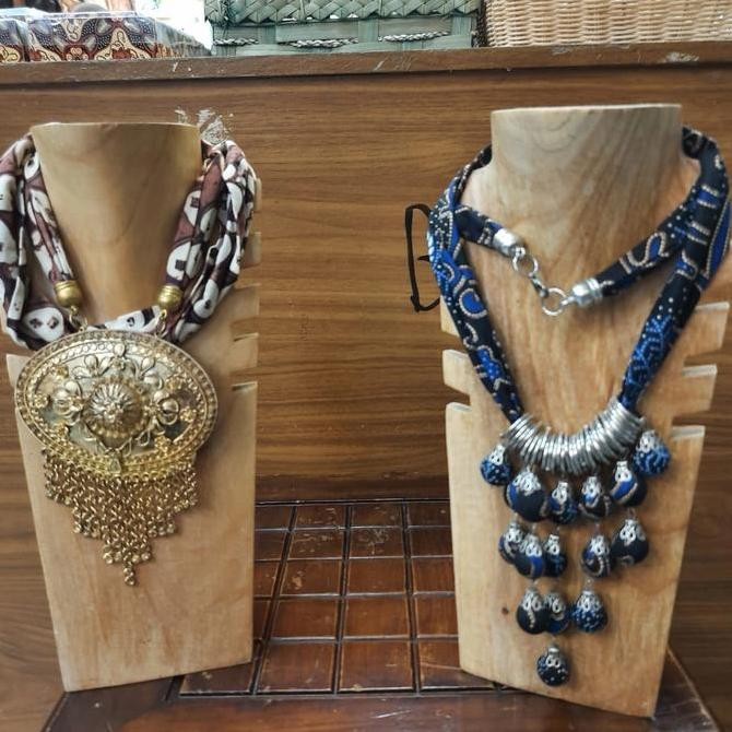 Tempat Pajangan Asesories Kalung Manekin Kayu