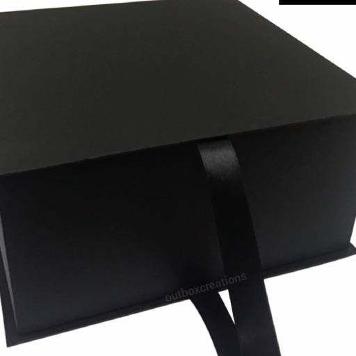 

Kotak Kado Hitam Polos