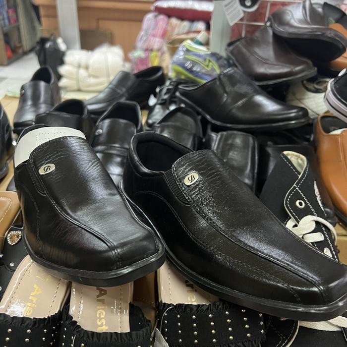 RS Sepatu pantofel pria formal hitam
