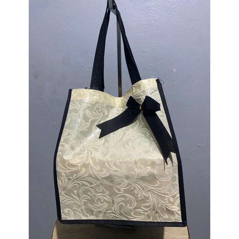 

Ur37 fth-56 (1 LUSIN = 12 PCS) GOODIEBAG TAS HAJATAN MOTIF EMBOS PITA 22x22 CM TINGGI 28 CM ADA TALI PENGIKAT / TAS NASI BOX / TAS WALIMAHAN / TAS RAMAH LINGKUNGAN / TAS SEMINAR Murah Sale