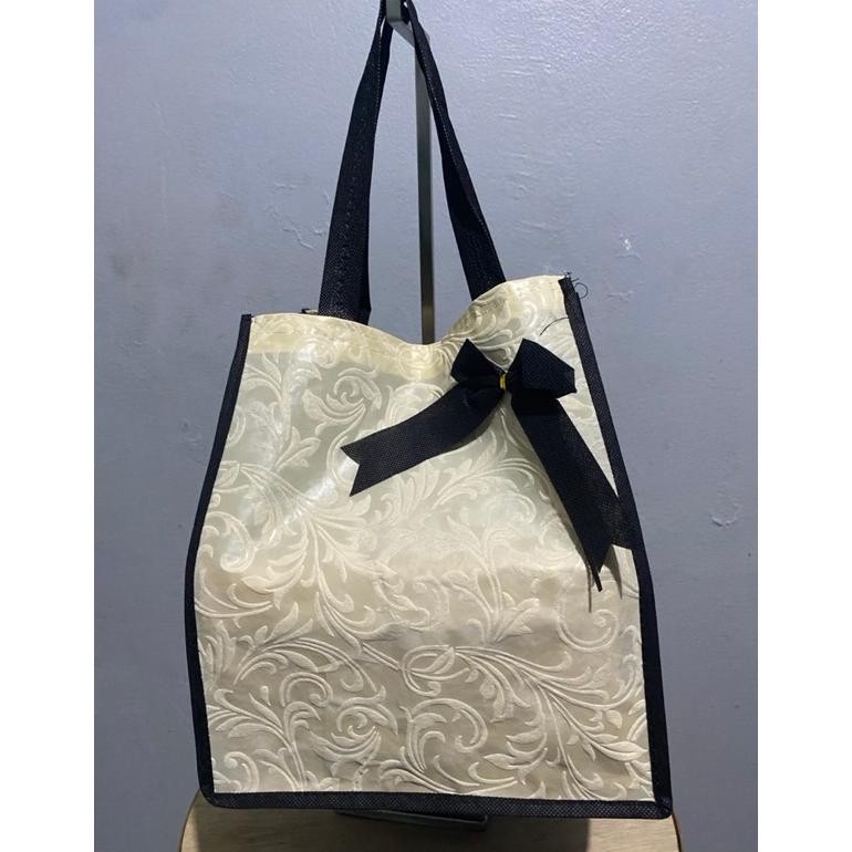 

jy-56 fth-56 (1 LUSIN = 12 PCS) GOODIEBAG TAS HAJATAN MOTIF EMBOS PITA 22x22 CM TINGGI 28 CM ADA TALI PENGIKAT / TAS NASI BOX / TAS WALIMAHAN / TAS RAMAH LINGKUNGAN / TAS SEMINAR Murah Original