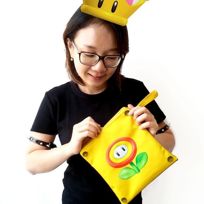 

Pouch Persegi Kanvas Shrelo Gambar Tanda Tanya Power Up Latar Kuning Hampers Ulang Tahun Tempat Pensil Random Jamur Bunga 20X20Cm