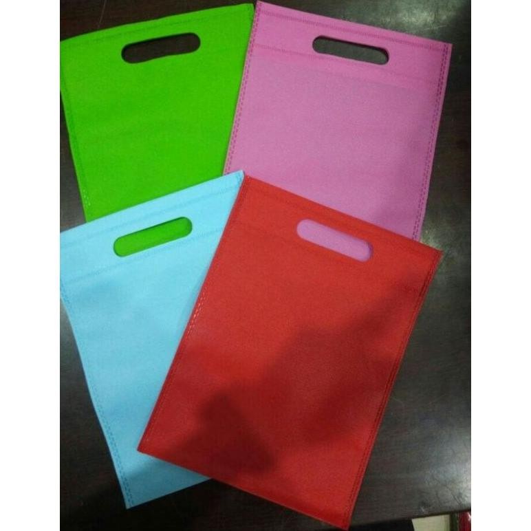 

(100pcs) tas kain uk 20x26 - goodie bag oval - tas souvenir - tas parfum - tas Nugi